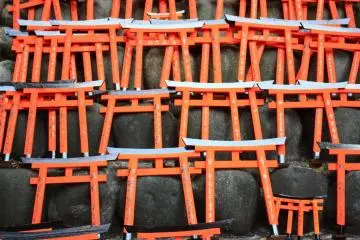 <p>Gerbang miniatur di kuil Fushimi Inari, tempat Anda dapat berjalan melalui ratusan gerbang merah dalam ukuran sebenarnya.</p>