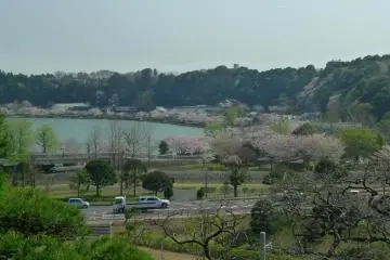 Pemandangan dari Danau Senba dari taman