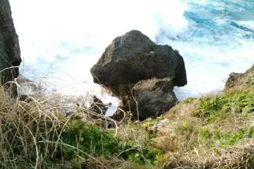 Waves Crash into the Cliffs at Cape Manza (Photo: Iyu Mura)