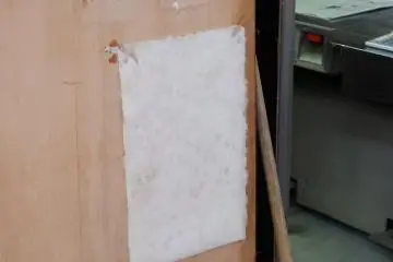 Cara tradisional untuk mengeringkannya adalah dengan "menempelkan" pada papan kayu
