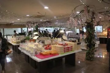 <p>Pastries and ice cream are available for consumption on site; farm fresh eggs and pastries are sold in larger quantities for take out. The Mini Mini Zoo and Zukeran Egg Outlet in Uruma City sells fresh eggs and pastries in lieu of charging for admission.</p>