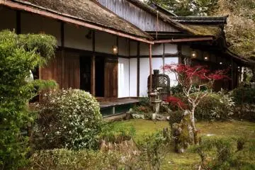 <p>Le sanctuaire de Yoshimizu. C'est ici que vint se r&eacute;fugier Yoshitsune pour &eacute;chapper &agrave; son fr&egrave;re, avant d'&ecirc;tre contraint de quitter sa compagne. Hideyoshi y organisa aussi plusieurs hanami (f&ecirc;tes organis&eacute;es pour contempler les fleurs de cerisier au printemps).</p>