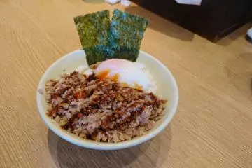 Makanan pendamping berupa nasi dan daging babi
