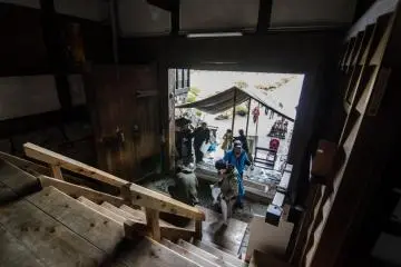 <p>Para pengunjung harus melepaskan sepatu mereka di pintu masuk kastil.</p>
