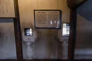 <p>Jendela yang lebih besar digunakan untuk panah, sedangkan jendela satunya yang lebih kecil digunakan untuk senapan.</p>