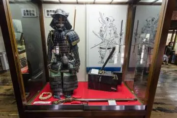 <p>Salah satu pajangan di dalam kastil, memamerkan pakaian samurai kuno.</p>