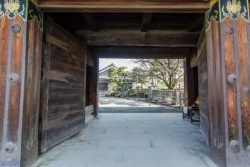 <p>Setelah membayar tiket masuk 600 yen, pengunjung dapat memasuki halaman kastil melalui gerbang kuno ini.</p>