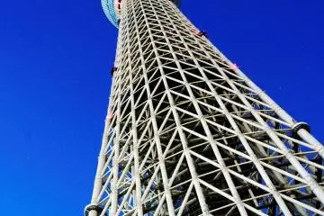 The Tokyo Skytree Tower can be seen from some of the streets of Nihonbashi (Photo: <a href="http://www.flickr.com/photos/yuyasekiguchi/8177788566/" target="_blank" rel="noreferrer noopener nofollow">Yuya Sekiguchi</a>)