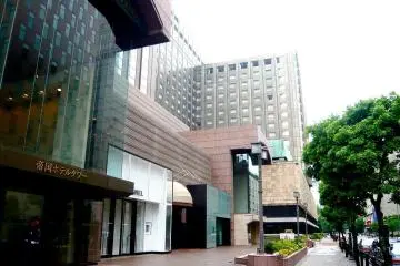 Imperial Hotel Tokyo at Hibiya Park (Photo: <a href="http://www.flickr.com/photos/herry/4726447857/" target="_blank" rel="noreferrer noopener nofollow">Herry Lawford</a>)