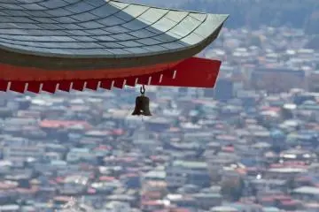 <p>Acercamiento del techo de la pagoda, a lo alto de la ciudad de Fujiyoshida</p>