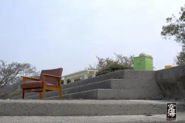Yet more unusual seating options are presented on the steps around the cafe
