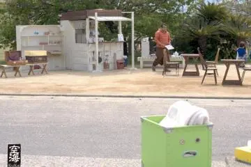 A stall and further seating areas can be found a bit farther back from the ocean