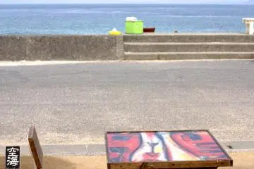 Overlooking the ocean from farther back is another spot from which to enjoy your meal, or take a break