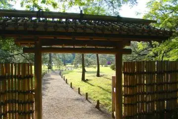 Rikugien Gate (Photo: Richard Ashley)
