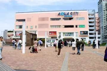 The bus departs from the bus terminal on the first floor of Aqua City Odaiba.