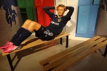 How many crunches can you do? You can even touch David Beckham's abs!
