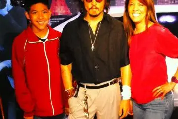 Pose for the paparazzi with Johnny Depp and walk away with a souvenir photo for 1,000 yen