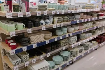 Berbagai piring dan mangkok
