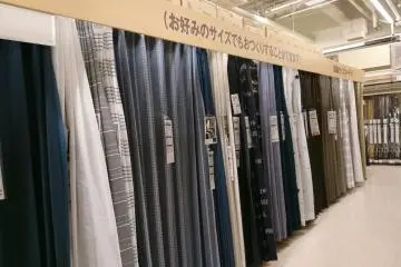 Ini hanya seperempat bagian dari tirai yang dipajang