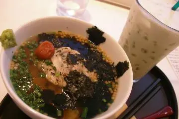  'โอะชะซุเกะ' (ochazuke) หน้าสาหร่ายและอุเมะโบะชิ (Umeboshi) หรือลูกพลัมดอง,