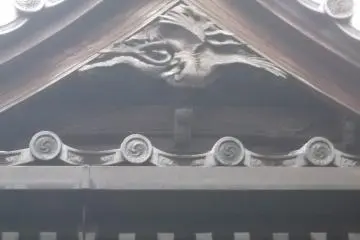 A carving under the eaves of the hall