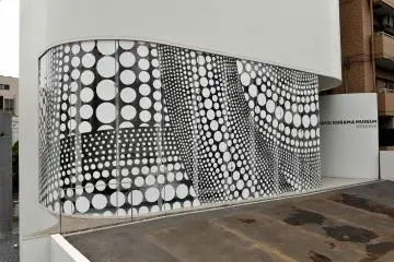Eksterior museum di lantai satu © YAYOI KUSAMA