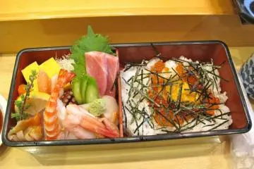 Chirashi sushi set for advanced sushi lovers: rice bowl with various topics like salmon roe, sea urchin and sashimi (Photo: Sarah Stahl)