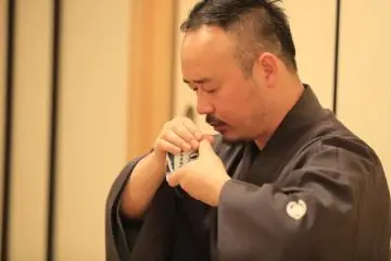 Demonstrating the way of listening