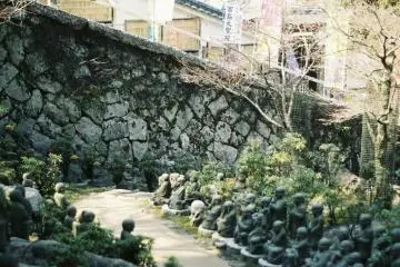 <p>D'innombrables statuettes &agrave; l'effigie de Bouddha, au Daishō-in</p>