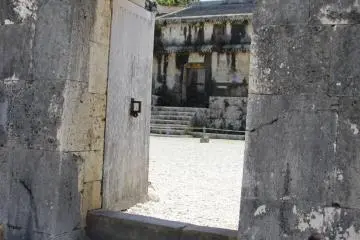 <p>The inner court as seen through a stone archway from the outer court</p>