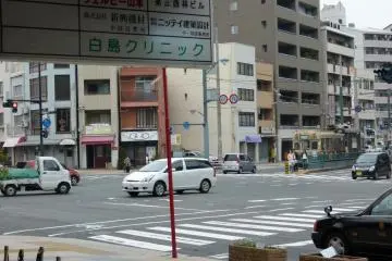 Papan petunjuk dan suasana pemberhentian trem Hakushima