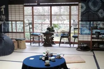 Aizenkubo plays host to discerning collectors of wearable art