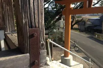 Superbes boiseries dans ce sanctuaire Inari rural de Katashiwa