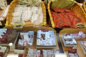 Beraneka ragam jenis produk yang memastikan pengunjung dapat menemukan camilan yang diinginkan