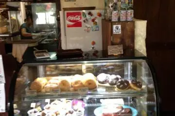 <p>An attractive display of pastries at Gordie's sales counter</p>