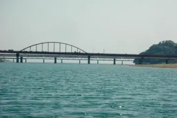 Behind the bridge is the open sea; this is the mouth of Kumano River where it flows into the Pacific Ocean at Shingu City