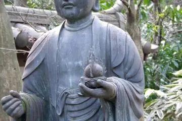 <p>Statue of Monk Muso Soseki, who designed the fascinating Zen Garden</p>