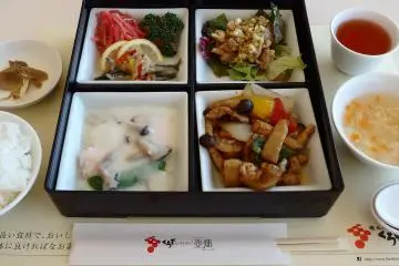 Menu makan siang set 'tokusei' saat saya berkunjung