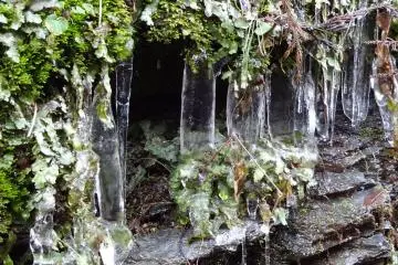 Icicles (titisan air membeku) di lereng gunung