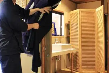 Shimizu-san shows you the way to the gent's bath