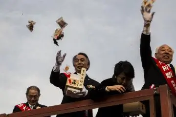 More famous people enjoying throwing beans and sweets.