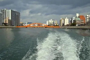 <p>แล่นไปเกาะมิยาจิมะ ออกจากเมืองฮิโรชิมา เรือก็เร่งความเร็ว</p>