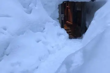Una entrada cubierta de nieve