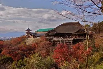 Autumn colors at the famous Kiyomizu-dera (Photo: Manish)