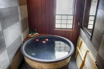 Shinshu apples and sake provide the perfect soak
