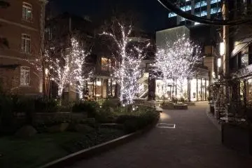  Like many other things in Japan, I discovered this peaceful square by accident