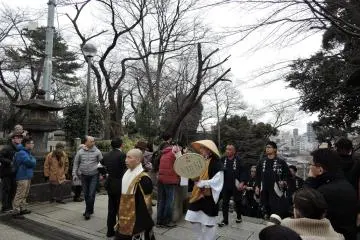 The procession of celebrity bean throwers