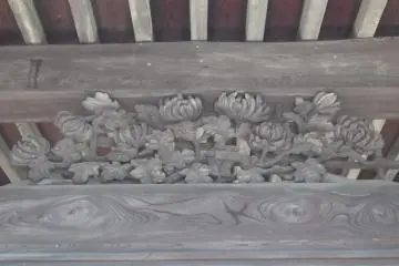 Beautiful, intricate carving under the eaves of the hall