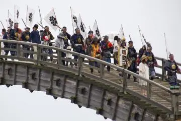 <p>พลปืนเคลื่อนไปบนสะพานหลังปิดฉากการแสดงสุดแสนประทับใจ</p>