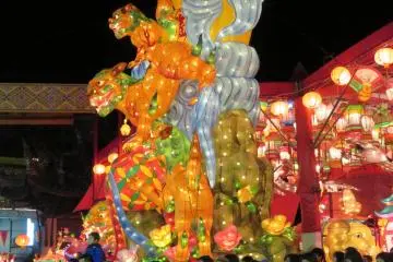 There were many large lanterns
